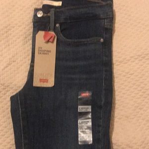 Size 4 Levi’s never worn 311 shaping skinny